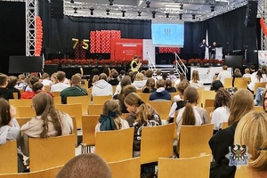 Na zdjęciu policjant prowadzi pogadankę z uczestnikami spotkania.