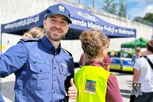 Na zdjęciu policjant wraz z uczestnikami akcji "Razem. Bezpiecznie. Skutecznie."