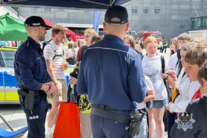 Na zdjęciu policjant wraz z uczestnikami akcji "Razem. Bezpiecznie. Skutecznie."
