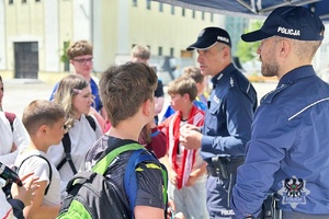 Na zdjęciu policjant wraz z uczestnikami akcji "Razem. Bezpiecznie. Skutecznie."