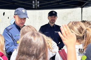 Na zdjęciu policjant wraz z uczestnikami akcji "Razem. Bezpiecznie. Skutecznie."