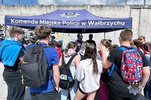 Na zdjęciu policjant wraz z uczestnikami akcji "Razem. Bezpiecznie. Skutecznie."