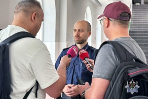 Na zdjęciu policjant wraz z uczestnikami akcji "Razem. Bezpiecznie. Skutecznie."