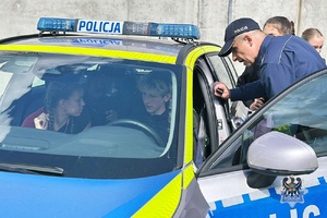 Na zdjęciu policjant wraz z uczestnikami akcji "Razem. Bezpiecznie. Skutecznie."