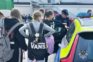 Na zdjęciu policjant wraz z uczestnikami akcji "Razem. Bezpiecznie. Skutecznie."