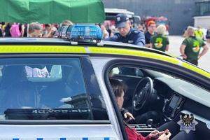 Na zdjęciu policjant wraz z uczestnikami akcji "Razem. Bezpiecznie. Skutecznie."
