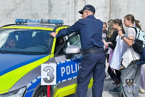 Na zdjęciu policjant wraz z uczestnikami akcji "Razem. Bezpiecznie. Skutecznie."