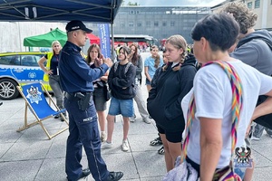 Na zdjęciu policjant wraz z uczestnikami akcji "Razem. Bezpiecznie. Skutecznie."