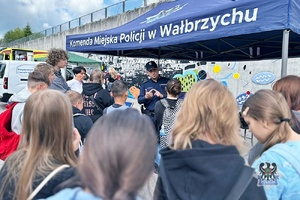Na zdjęciu policjant wraz z uczestnikami akcji "Razem. Bezpiecznie. Skutecznie."