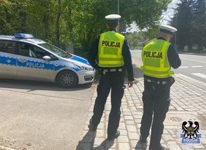 Policjanci podczas kontroli prędkości kierujących