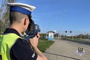 Policjant trzyma radar