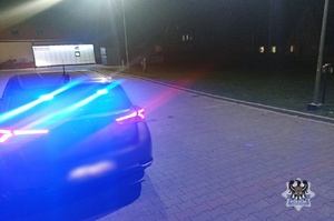 na zdjęciu nieznakowany radiowóz włączonymi  sygnałami świetlnymi