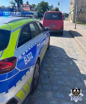 Policjanci podczas kontroli kierujących