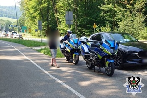Policjanci na motocyklach podczas kontroli kierującego