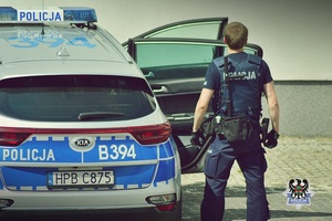 Policjant przy radiowozie