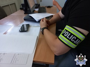 policjant podczas przesłuchania podejrzanego