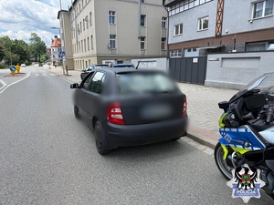 zatrzymany do kontroli pojazd i motocykl policyjny