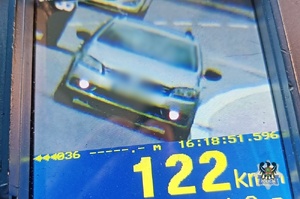 Zarejestrowana prędkość samochodu osobowego 122 km/h.