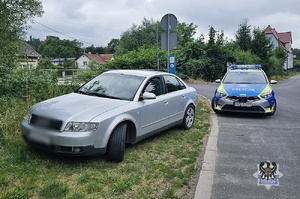 Na zdjęciu kontrolowany samochód oraz radiowóz.