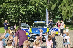 Na zdjęciu policjant w trakcie spotkania z młodymi mieszkańcami miasta.