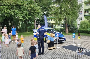 Na zdjęciu policjant w trakcie spotkania z młodymi mieszkańcami miasta.