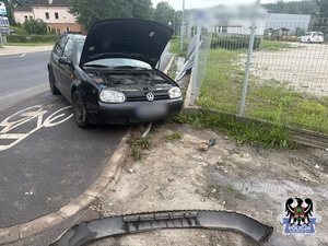przód pojazdu który uderzył w znak drogowy
