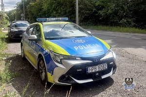 Na zdjeciu radiowóz oraz kontrolowany samochód.