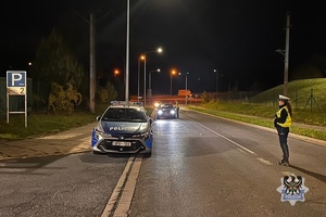 Na zdjęciu policjanci w trakcie badania stanu trzeźwości kierujących.