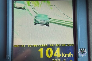 Screen z zarejestrowana prędkością 104 km/h.