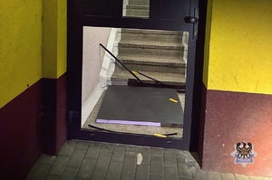 Na zdjęciu uszkodzone drzwi wejściowe do budynku.