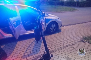 Na zdjęciu radiowóz oraz hulajnoga.