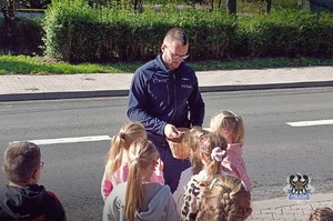 Na zdjęciu policjant podczas spotkania z dziećmi.