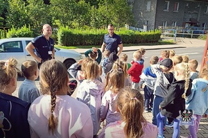 Na zdjęciu policjant podczas spotkania z dziećmi.
