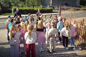 Na zdjęciu policjant podczas spotkania z dziećmi.