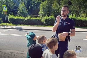 Na zdjęciu policjant podczas spotkania z dziećmi.