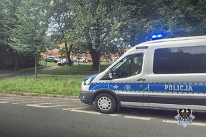 Na zdjęciu policyjny radiowóz przy szkole.