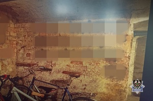 Na zdjęciu popisane sprayem ściany piwnicy.
