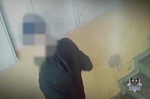 Na zdjęciu popisane sprayem ściany piwnicy.