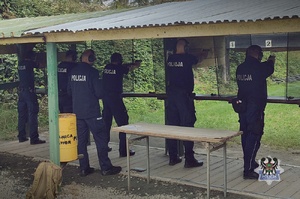 Na zdjęciu policjanci biorący udział w turnieju strzeleckim.