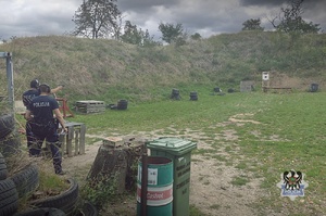 Na zdjęciu policjanci biorący udział w turnieju strzeleckim.