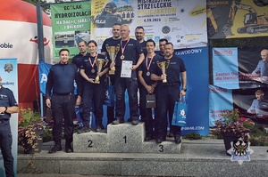 Na zdjęciu policjanci biorący udział w turnieju strzeleckim.