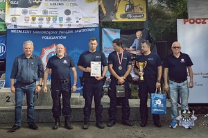 Na zdjęciu policjanci biorący udział w turnieju strzeleckim.