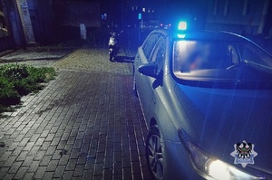 Na zdjęciu radiowóz oraz kontrolowany motorower.