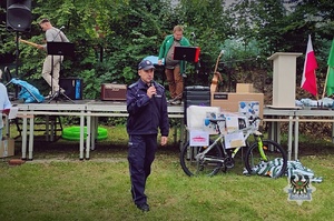 Na zdjęciu policjant i uczestnicy festynu.