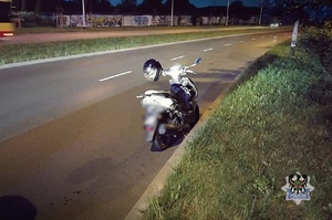 Na zdjęciu motorower.
