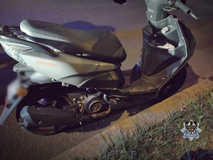 Na zdjęciu motorower.