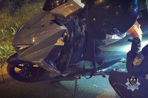 Na zdjęciu motorower.