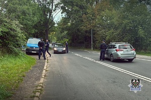 Na zdjęciu policjanci podczas badania stanu trzeźwości kierujących.