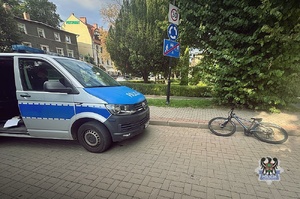 Na zdjęciu radiowóz oraz przykładowy rower.