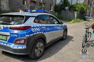 Na zdjęciu radiowóz oraz przykładowy rower.